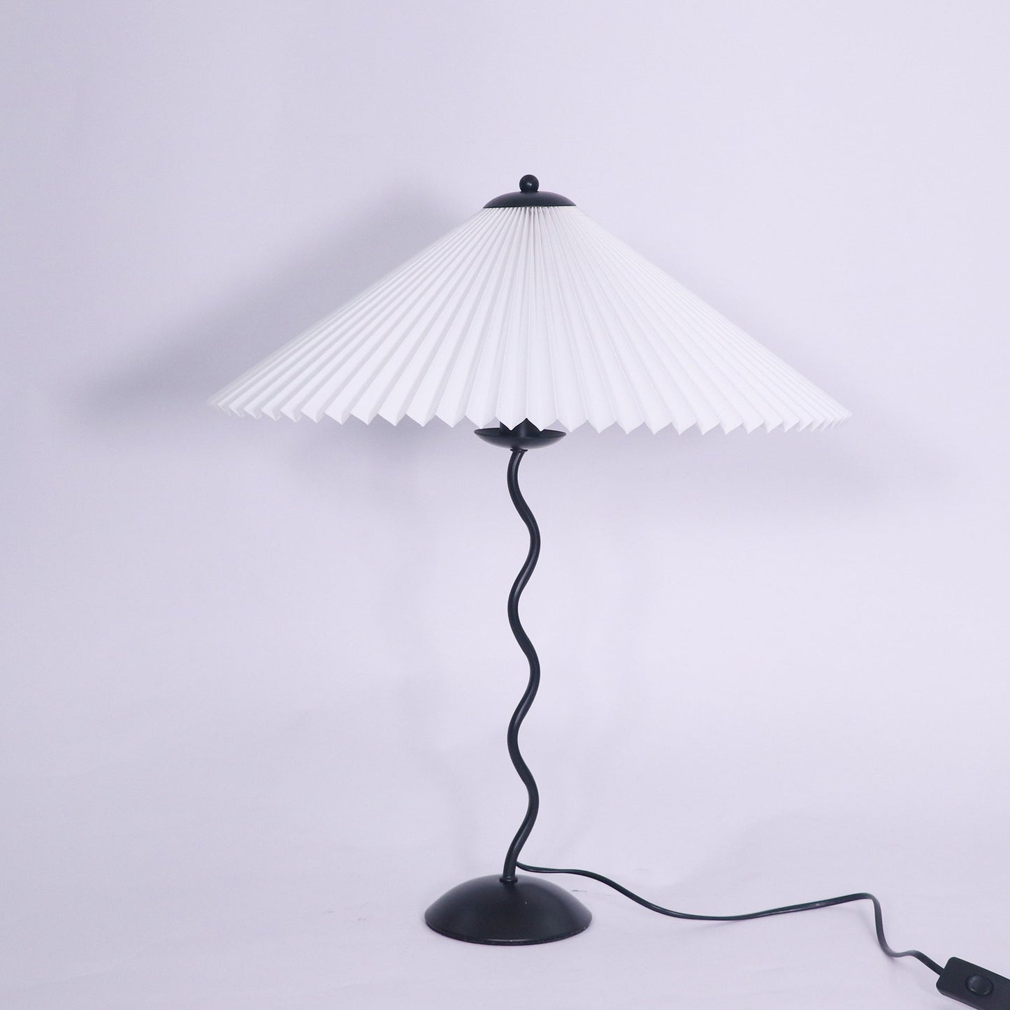 SLEEKI – Stylish Wavy Table Lamp